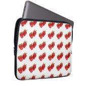 Strawberry Seamless Pattern – Cute Red Fruit on Wh ラップトップスリーブ (正面右)