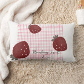 Strawberry Sweet Love – Minimal Berry Trio on Red ランバークッション (ブランケット)