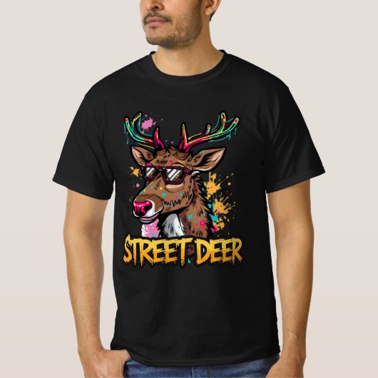 Street Deer – Graffiti Reindeer Christmas Design Tシャツ (正面)