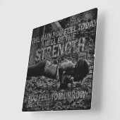 STRENGTH – 女性トレーニング やる気を起こさせる スクエア壁時計 (傾斜)