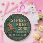 Stress Free Zone Rustic Beach House Decor ペーパープレート (パーティー)