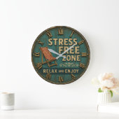 Stress Free Zone Rustic Beach House Decor ラージ壁時計 (ホーム)
