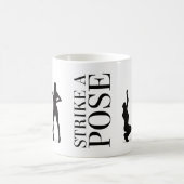 Strike a Pose - Vogue – 両側のイメージ – コーヒーマグカップ (中央)