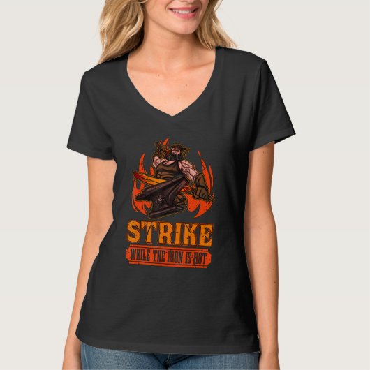 Strike While The Iron Is Hot Loves Blacksmith Forg Tシャツ (正面)