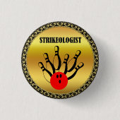 STRIKEOLOGISTという言葉でボーリングボールとピン 缶バッジ (正面)