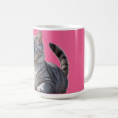 Striking Gray Tabby Cat with Green Eyes コーヒーマグカップ (正面右)