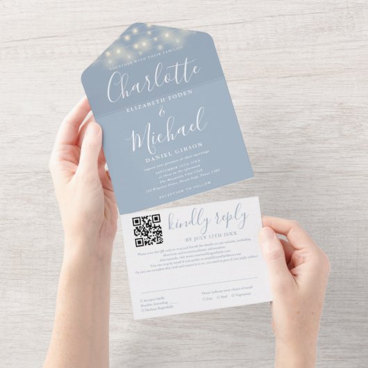 String Lights Dusty Blue Script QRコード結婚s オールインワン招待状 (貼ってはがせる)