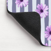 striped pattern with purple daisies マウスパッド (コーナー)