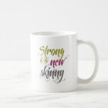 Strong is the New Skinny - Script コーヒーマグカップ<br><div class="desc">強い新しいスキニーは – 単独で薄いと健康とフィットを関連付けない – あなたの体が可能で健康に生きることができる最も強くしなさい！</div>