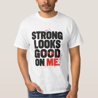 Strong Looks Good on Me – フィットネス モチベーション タイポグラフィ Tシャツ