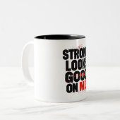 Strong Looks Good on Me – Gym Motivation Typograph ツートーンマグカップ (正面左)