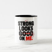 Strong Looks Good on Me – Gym Motivation Typograph ツートーンマグカップ (中央)