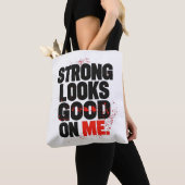 Strong Looks Good on Me – Gym Motivation Typograph トートバッグ (クローズアップ)