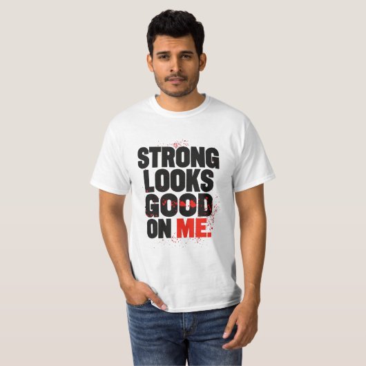 Strong Looks Good on Me – Gym Motivation Typograph Tシャツ (正面フル)