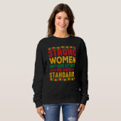 Strong Women Don't Have Attitudes We Have Standard スウェットシャツ (正面フル)