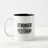 Stronger Than Yesterday | Motivational Quote ツートーンマグカップ (左)