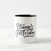 stronger then yesterday  ツートーンマグカップ (中央)
