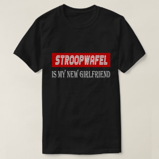 Stroopwafelの料理の恋人のおもしろいで新しいガールフレンド Tシャツ
