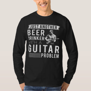 Strums & Sips: Guと別のビールを飲む人 Tシャツ