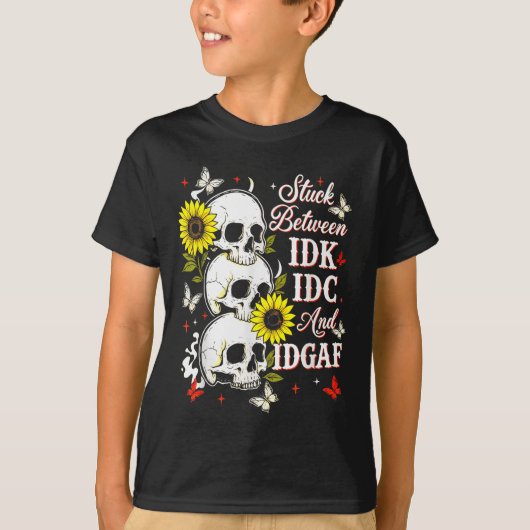 Stuck Between Idk, I And Idgaf Sunflower Skull Sar Tシャツ (正面)