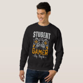 Student By Day Gamer By Night For Student Gamers B スウェットシャツ (正面フル)