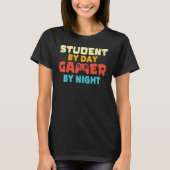 Student By Day Gamer By Night Meme For Gamers Tシャツ (正面)