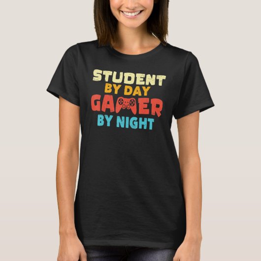 Student By Day Gamer By Night Meme For Gamers Tシャツ (正面)