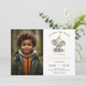 Stump on Over、かわいい象の子供の誕生日の写真 招待状 (スタンド正面)