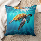 Stunning Green Sea Turtle in Sunlit Ocean Waters クッション (ブランケット)
