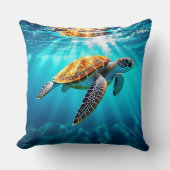 Stunning Green Sea Turtle in Sunlit Ocean Waters クッション (正面)