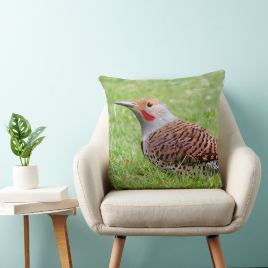 Stunning Northern Flicker Foraging in the Grass クッション (椅子)