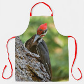 Stunning Portrait of Pileated Woodpecker on Tree エプロン (正面)
