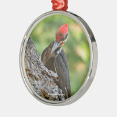 Stunning Portrait of Pileated Woodpecker on Tree メタルオーナメント (左)