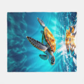 Stunning Sea Turtle in Sunlit Ocean Waters フリースブランケット (正面(横))