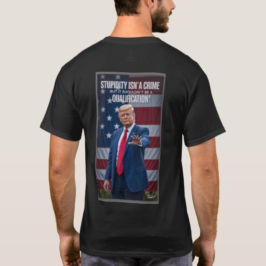 Stupidity Isn’t a Qualification – Satirical Trump  Tシャツ (裏面)