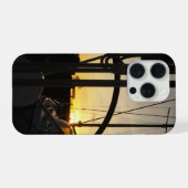 Stuurwiel van zeiljacht met ondergaande zon. iPhoneケース (裏面横)