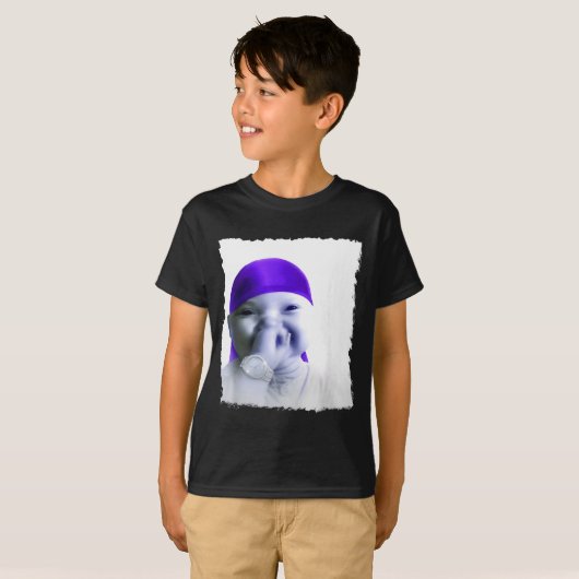 Stylish Ai Baby Holding Back Laugh Gigging Meme  Tシャツ (正面フル)