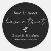 Stylish Black & White Love is Sweet Wedding Favor ラウンドシール (正面)