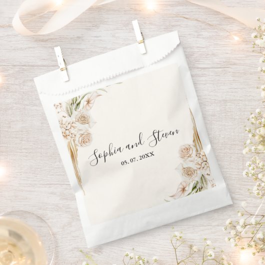 Stylish Bohemian Wedding with Soft Beige and Yello フェイバーバッグ (クリップ留めされた状態)