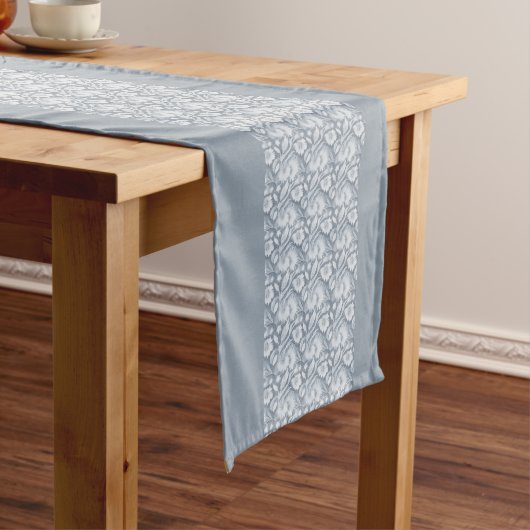 Stylish Charm: Grey & White Table Runner ロングテーブルランナー (インサイチュ)