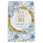 Stylish Dusty Blue Sweet 16 Gold Glitter Gift Bags ミディアムペーパーバッグ (正面)