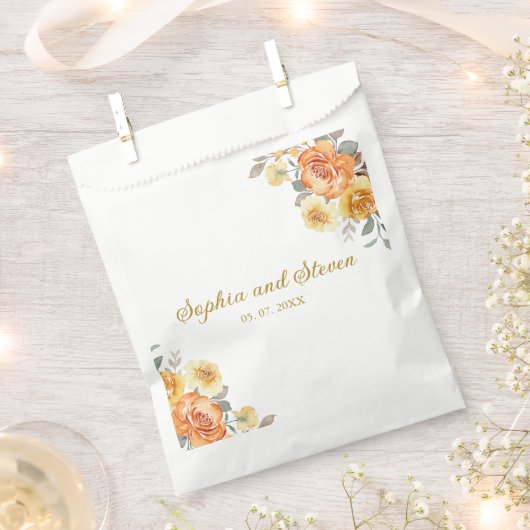 Stylish Floral Wedding with Orange Flowers フェイバーバッグ (クリップ留めされた状態)