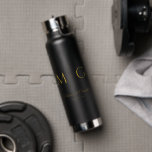 Stylish Monogram With Couple Name Black ウォーターボトル<br><div class="desc">Elevate your hydration with this stylish black water bottle featuring a custom monogram and couple names. Sleek and durable,  it’s perfect for daily use,  special events,  or gifting. Combines practical functionality with personalized charm for a modern,  memorable accessory.</div>