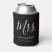 Stylish Mrs. Custom Last Name & Date Wedding 缶クーラー (缶裏面)