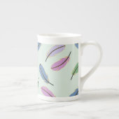 Stylish Pastel Feathers Pattern ボーンチャイナマグカップ (右)