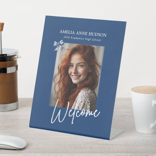 Stylish Photo Blue Bow Graduation Party Welcome 台座サイン (インサイチュ)