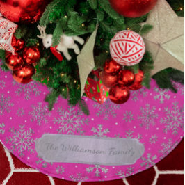 Stylish Pink Christmas w/ Elegant Snowflakes ブラッシュドポリエステルツリースカート