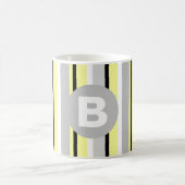 Stylish Yellow and Grey Striped Monogram コーヒーマグカップ (中央)