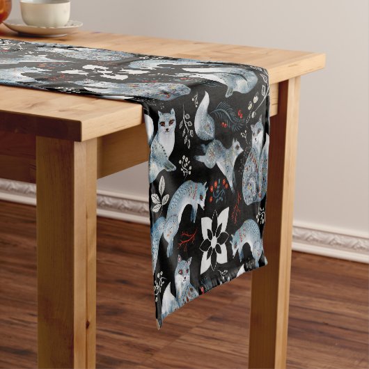  Stylized blue foxes with intricate floral designs ショートテーブルランナー (インサイチュ)