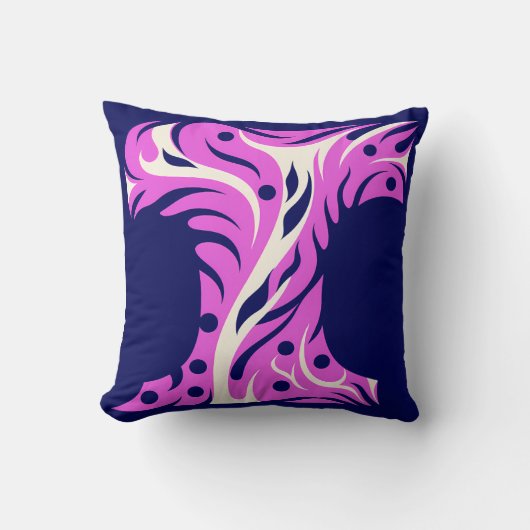 Stylized Letter T with Abstract Floral Design クッション (正面)